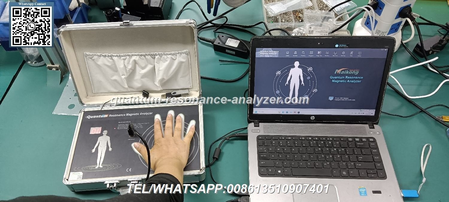 Profesional de salud usando analizador cuántico con paciente en clínica moderna