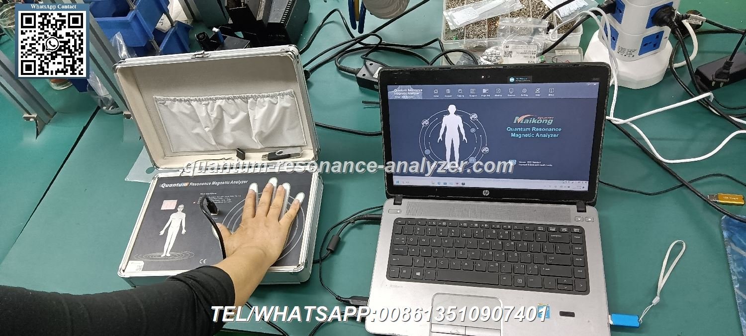 Analizador Cuántico ¿Cuánto Tiempo Tarda el Análisis? 5 Profesional de salud utilizando analizador cuántico en consultorio peruano